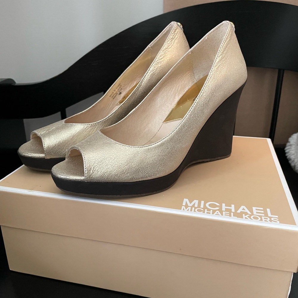 Michael Kors Womens Gold Peep Toe Leather Lexi Mid Wedge.